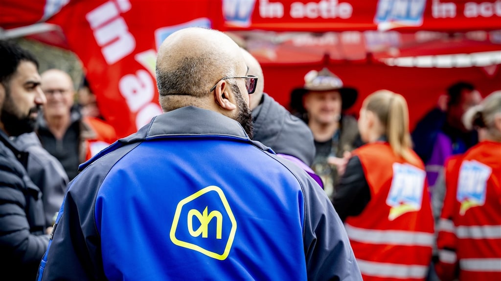 Stakende medewerkers van het distributiecentrum van Albert Heijn in Pijnacker.