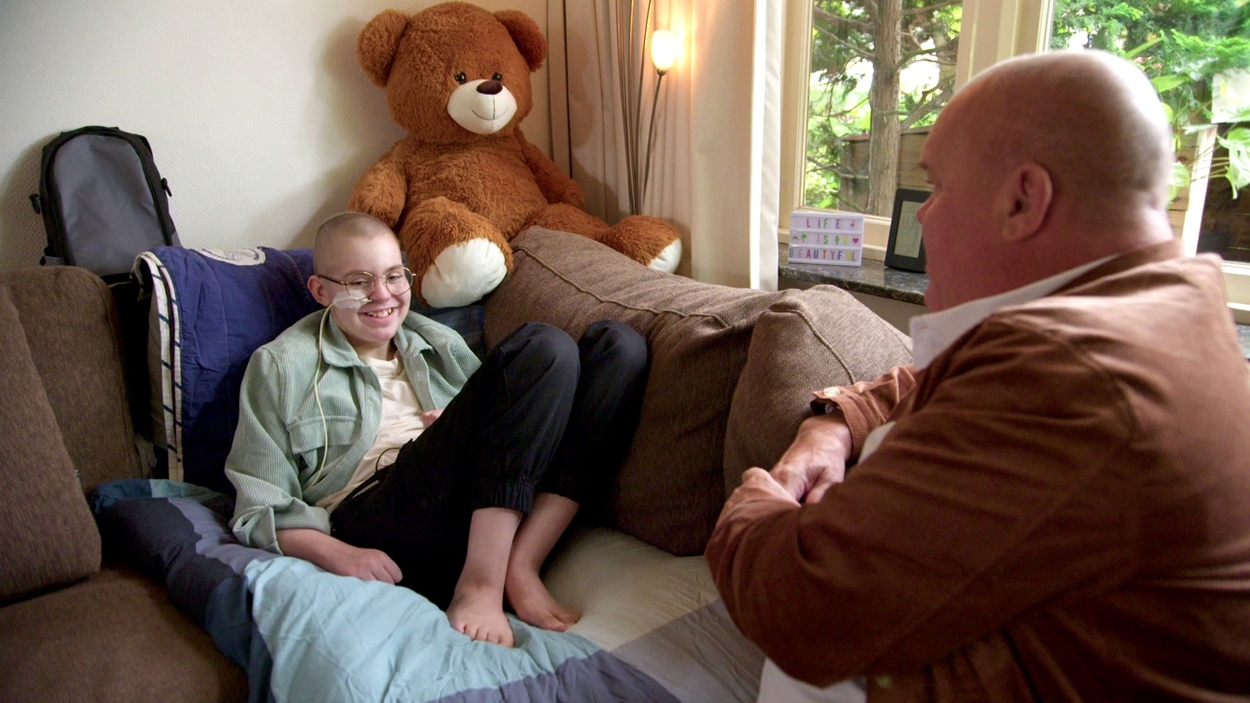 Familie en vrienden nemen afscheid van Myrthe in Niet Klein Te Krijgen 