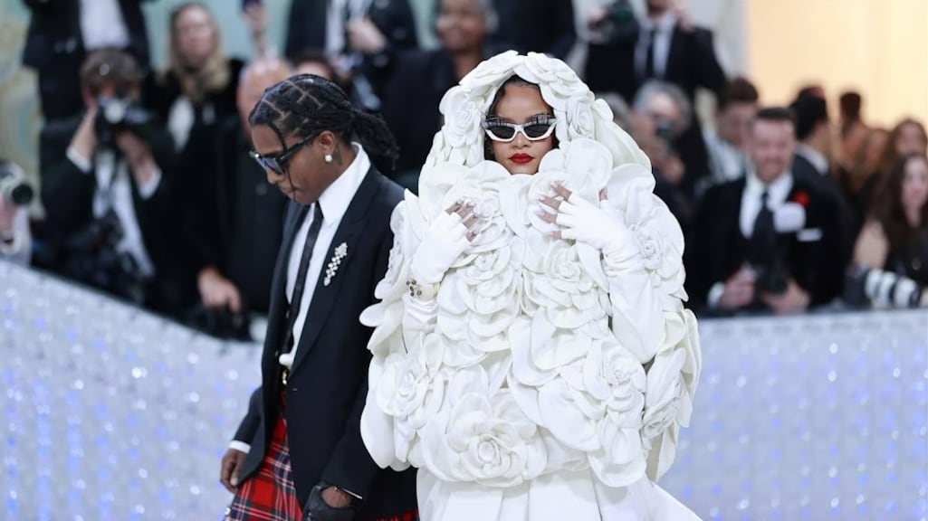 Zwangere Rihanna voelt zich 'goed en vol energie' op Met Gala