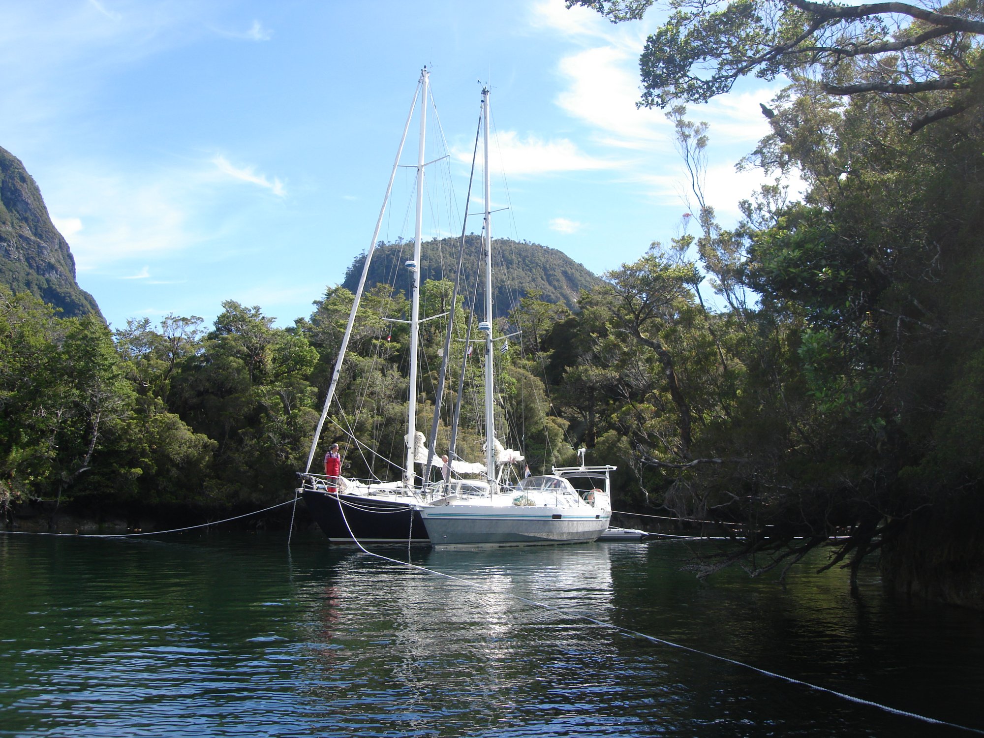 Afgemeerd in Patagonië met een buurboot.