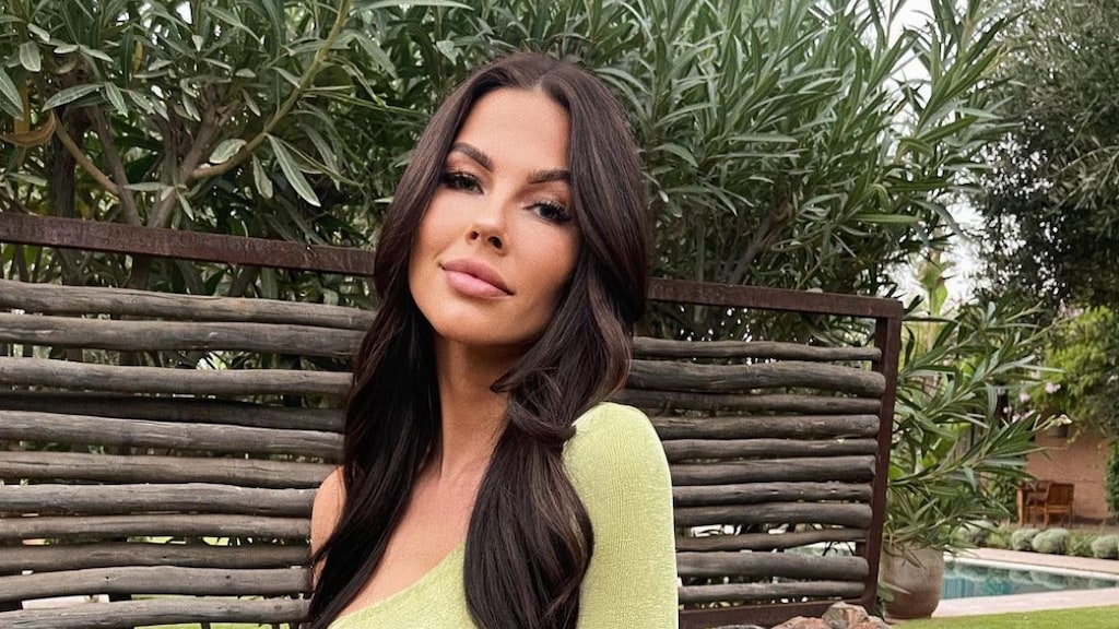 Love Island-ster Rowéna dolgelukkig met zwangerschap: 'Heb al een kleine babybuik'