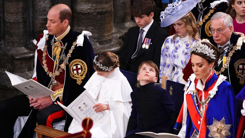 Prins Louis gapend gespot in Westminster Abbey