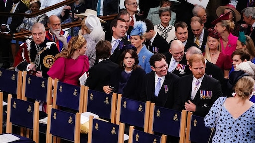 Prins Harry naast zijn nichtjes en prins Andrew tijdens kroning