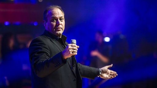 Frans Bauer op vingers getikt na eten wit broodje met ei