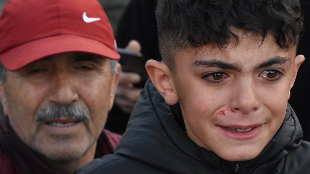 Een jonge toeschouwer in tranen nadat een verkiezingsbijeenkomst van de oppositie in Erzurum werd verstoord.