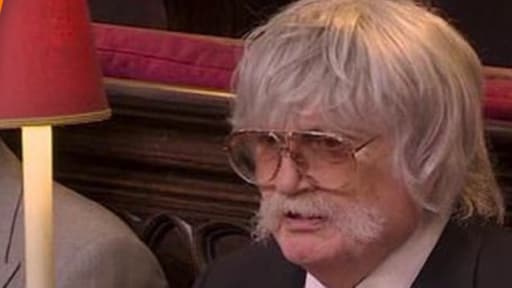 Opvallende verschijning bij kroning koning Charles, maar wie was het?