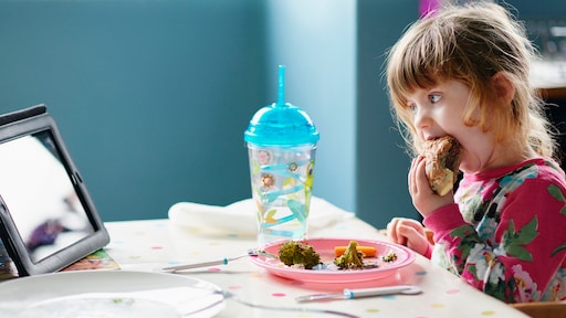 'Onze dochter eet alleen met een tablet voor haar neus'