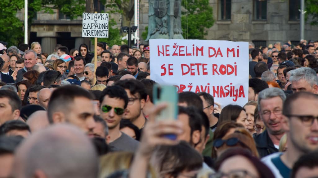 Een protestbord tijdens de demonstratie afgelopen maandag. "Ik wil niet dat mijn kind geboren wordt in een gewelddadig land."