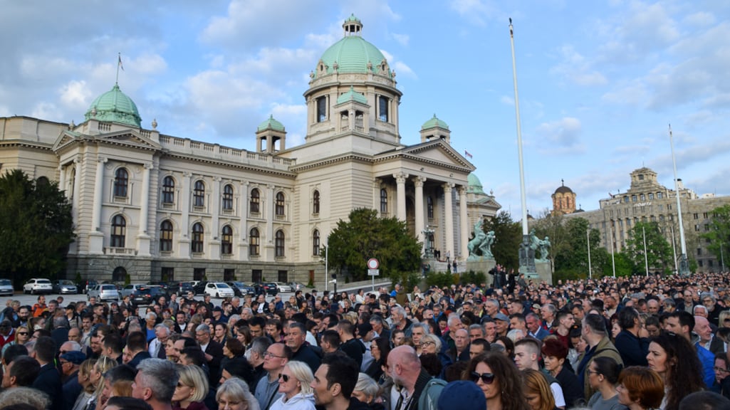 Op het protest tegen geweld in de Serviscche hoofdstad Belgrado kwamen naar schtting 50.000 mensen af.