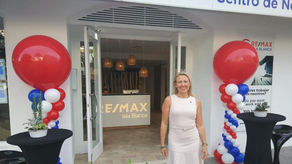 "Op Ibiza werkte ik bij een makelaar. Maar dat viel niet te combineren met bewust moederschap, dus zegde ik ook deze baan op."