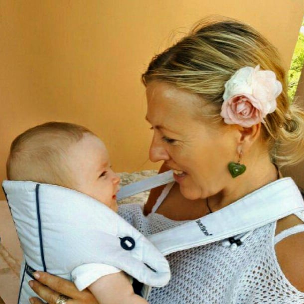 Elvis in de draagzak.