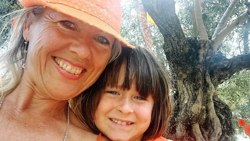 Coco (55) is dolgelukkige 'oudere' moeder: 'Mijn kinderwens was te groot'