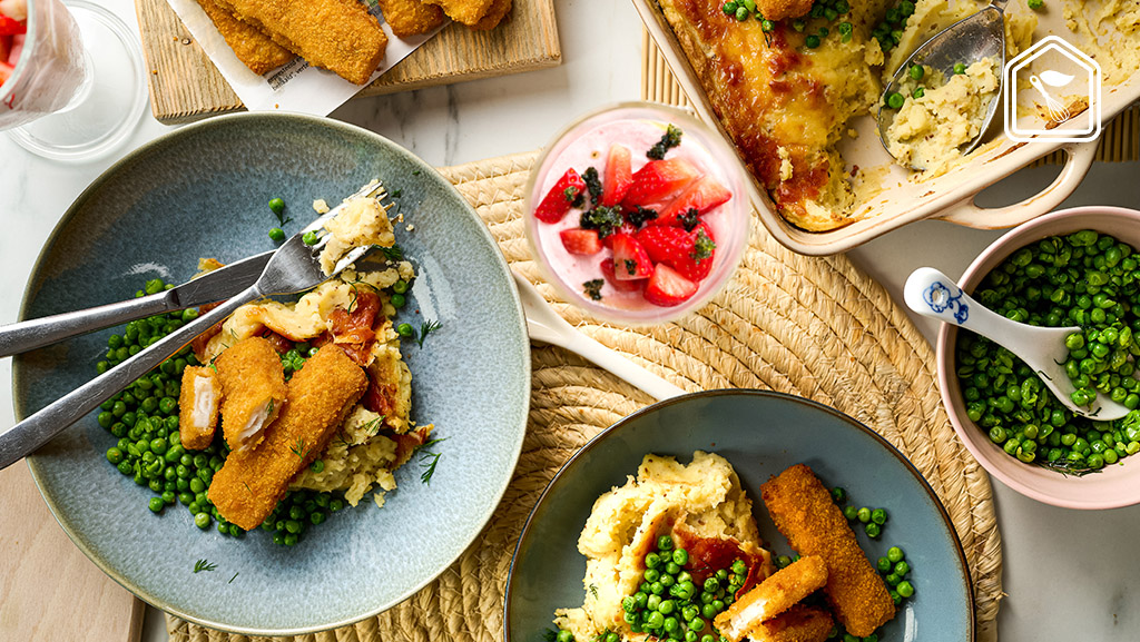 Vissticks met gegratineerde aardappelpuree en heerlijke aardbeienbavarois