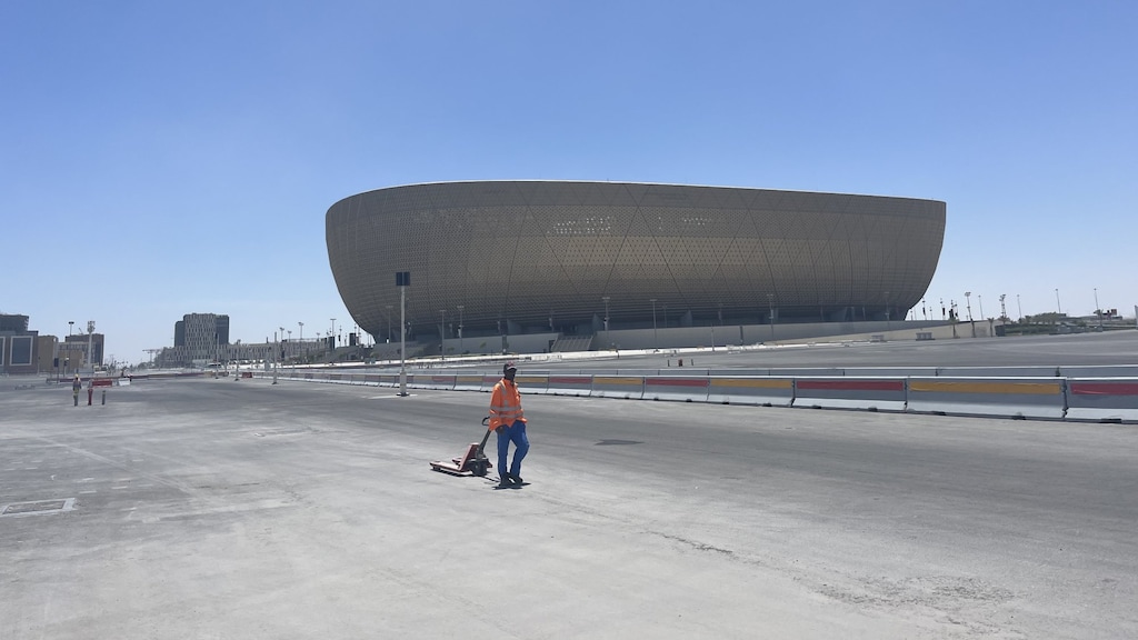 Het werk is nagenoeg stilgevallen. Hier is een arbeidsmigrant wat onderhoud aan het doen bij het Lusail Stadion