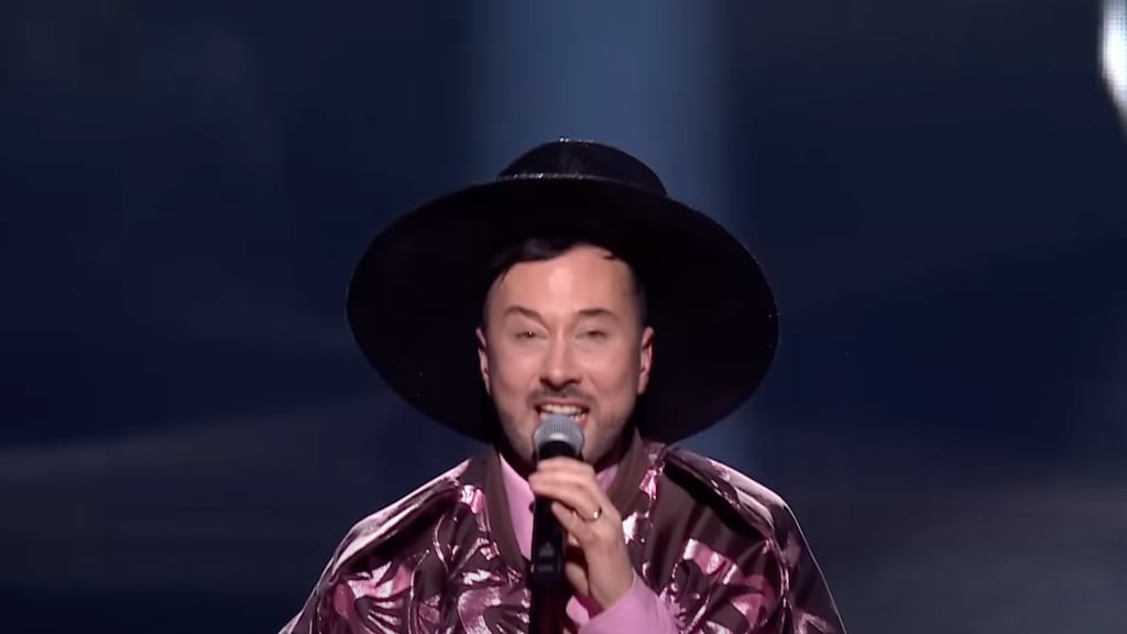 Grote hoed Belgische songfestivalkandidaat zorgt voor hoofdpijn