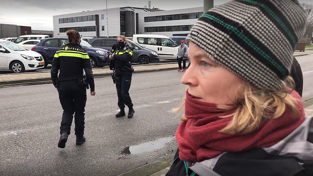 Dierenactivist Els Rijke wordt door de politie in de gaten gehouden bij een vreedzame protestactie bij een slachthuis