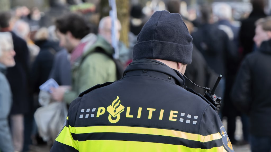 Inlichtingendienst van politie bespioneert illegaal onschuldige burgers