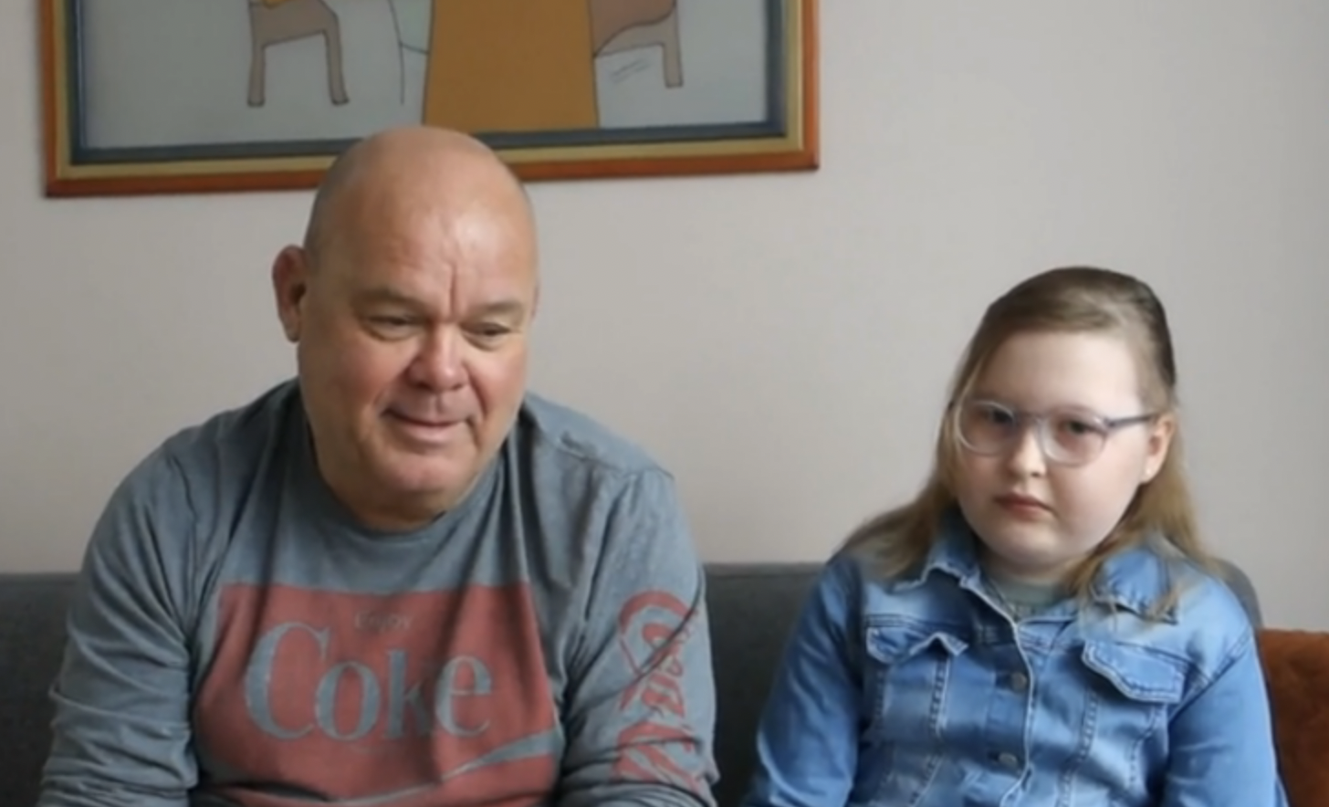 Familie en vrienden nemen afscheid van veerkrachtige Emelie in Niet Klein Te Krijgen