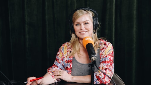 Bridget Maasland verklaart waarom ze presenteert met een pen in haar hand