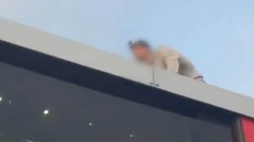 Man 'surft' op rijdende metro in Amsterdam, GVB doet aangifte