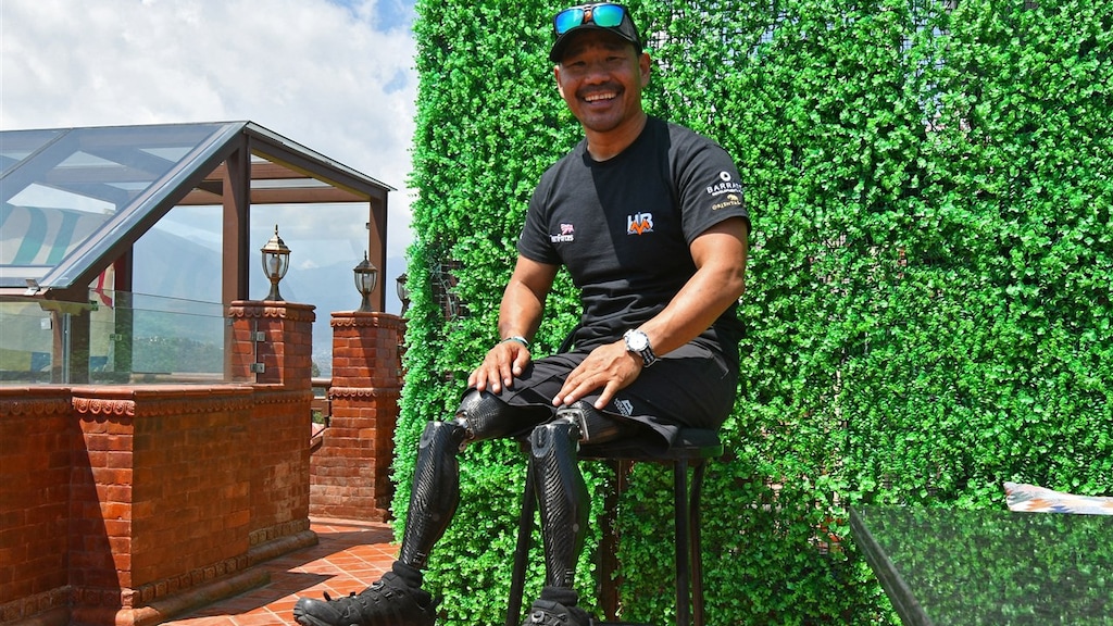 Veteraan met geamputeerde benen bereikt top Mount Everest
