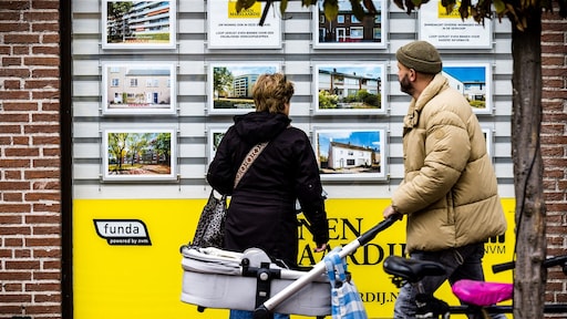 Huizenprijzen dalen verder in april, maar minder woningen verkocht