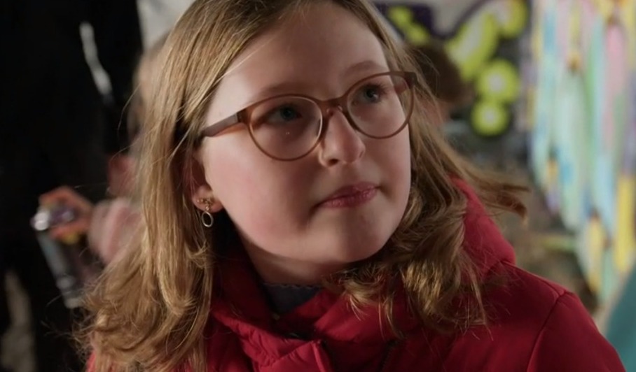 Isa staat stil bij verlies tweelingzus Emelie in Niet Klein Te Krijgen