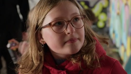 Isa staat stil bij verlies tweelingzus Emelie in Niet Klein Te Krijgen