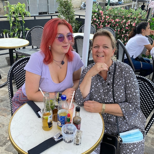 Dochter en moeder in Parijs, zomer 2022.