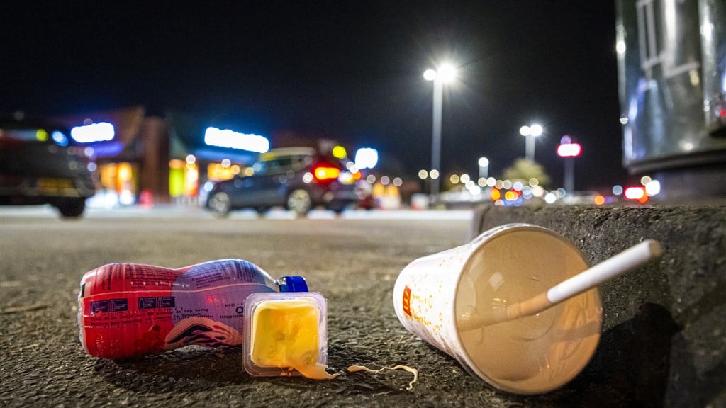 Gratis plastic koffiebeker of frietbakje? Vanaf 1 juli mag het niet meer