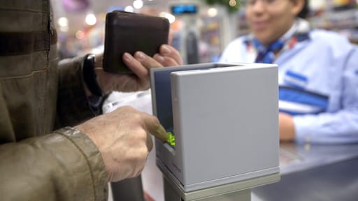 Vrouw vergeet pincode, man betaalt haar boodschappen van 100 euro