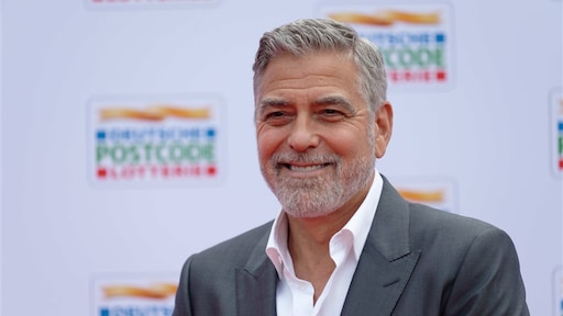 George Clooney grapt over Louvre-roof tijdens interview: 'Trots op die jongens'