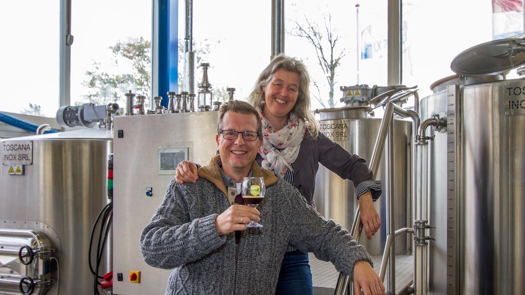 Kees Schouten en zijn vrouw Roswitha, van de Noord-Hollandse Bierbrouwerij. Schouten zegt te profiteren nu andere brouwers stoppen.