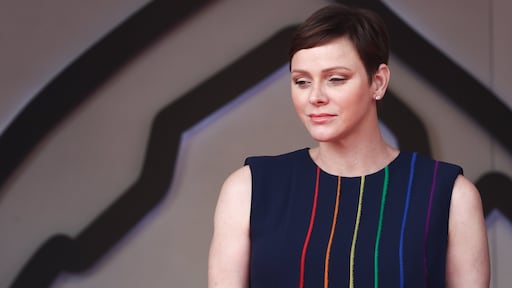 Prinses Charlene straalt in regenboogjurk bij Formule 1