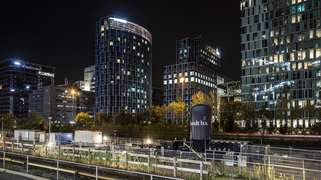 De Zuidas in Amsterdam is de hele nacht verlicht.