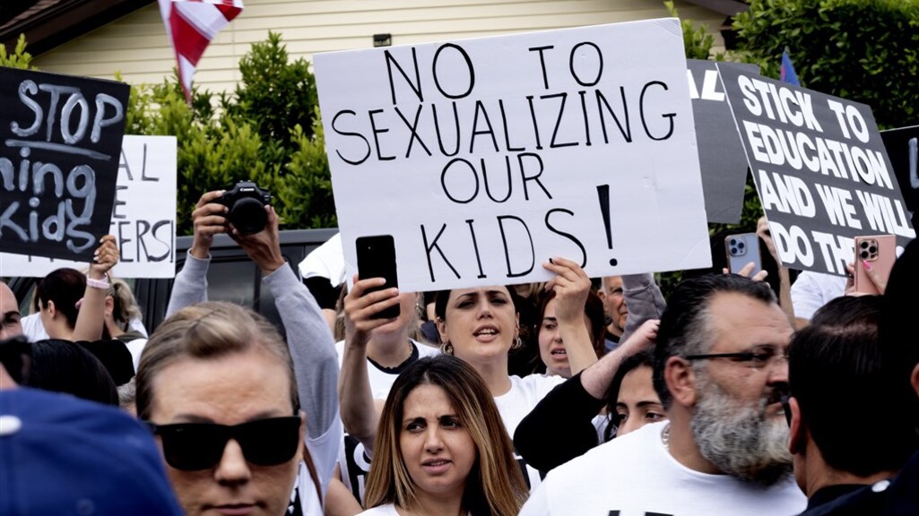 'Nee tegen het seksualiseren van onze kinderen' staat er op dit bord.