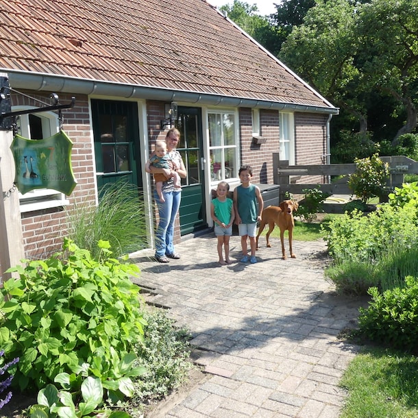 Beate met haar opvangkinderen op de boerderij.