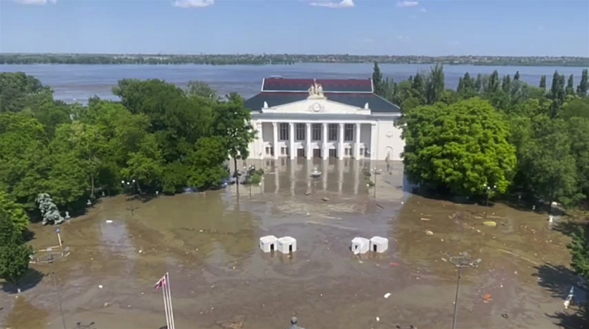 Het centrale plein van Nova Kakhovka staat onder water.