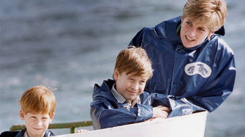 Prinses Diana met haar zoons Harry (links) en William (rechts) op een bootje nabij Niagara Falls in Canada.