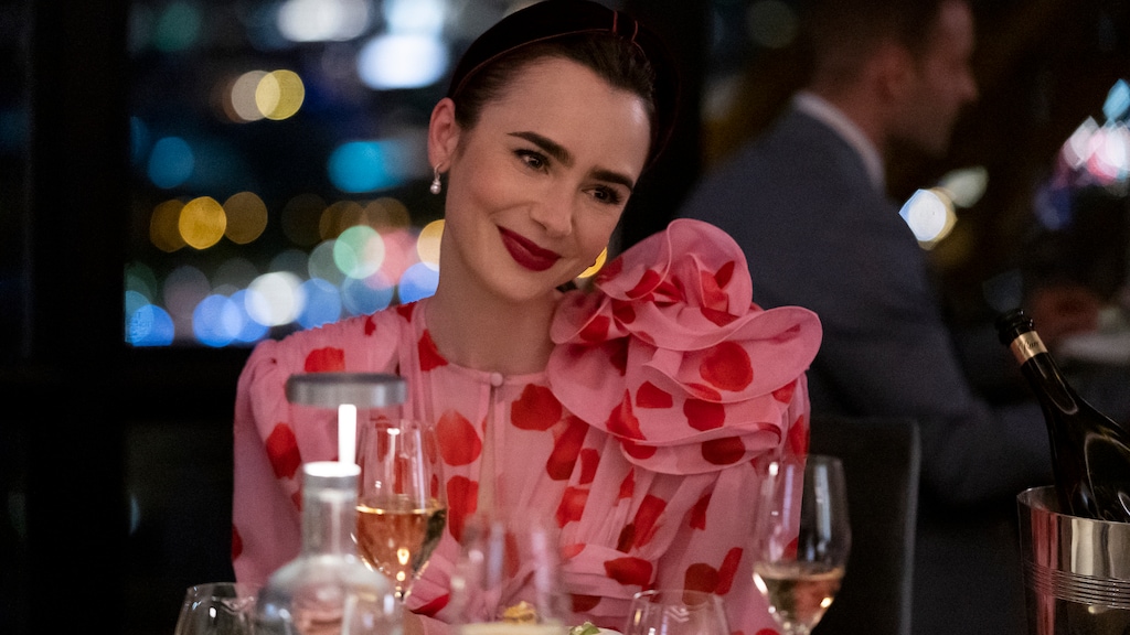 Lily Collins steelt de show met nieuwe coupe in vijfde seizoen Emily in Paris, opnames begonnen in Rome