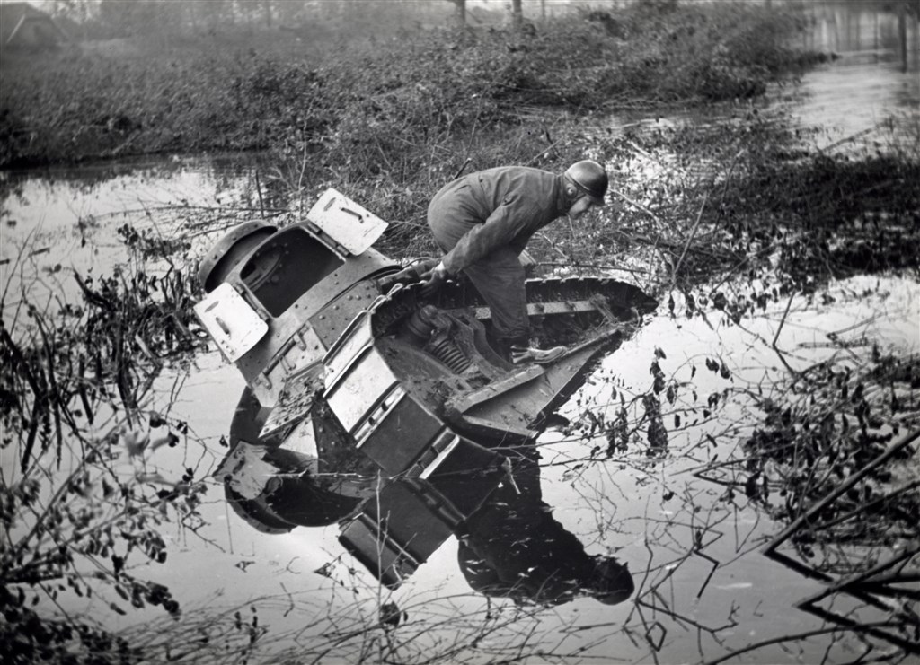 Een pantserwagen zakt weg in het inundatiegebied van de Hollandse Waterlinie tijdens de mobilisatie voor de Tweede Wereldoorlog, Nederland, 1939
