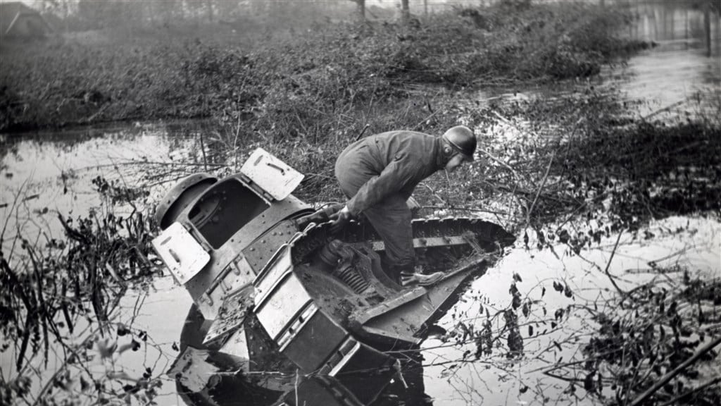 Een pantserwagen zakt weg in het inundatiegebied van de Hollandse Waterlinie tijdens de mobilisatie voor de Tweede Wereldoorlog, Nederland, 1939