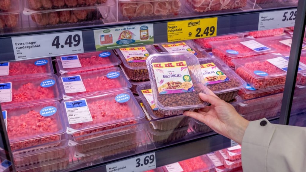 Het vegagehakt ligt bij het andere vleesgehakt.