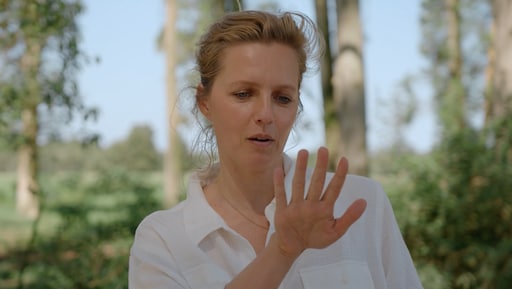 Leonie ter Braak hint cynisch op trouwwens in HPP: 'Ben ook gelukkig zonder ring die handen mooi maakt'