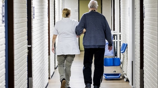 Zorgmedewerkers: 'Gevaarlijke situaties in verpleeghuizen door tekort personeel'