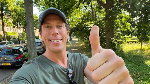 Freek Vonk onthult geslacht larve Kwak in 'horzel gender reveal'