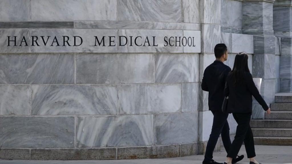 VS pauzeert interviews voor studentenvisa, wil screening van sociale media