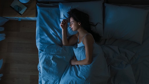 De voor- en nadelen van slapen met het raam open