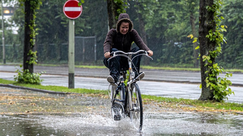 Code oranje in Limburg: 'Verschrikkelijk natte middag voor het zuiden'