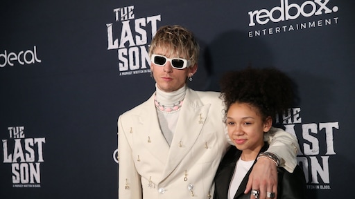 Machine Gun Kelly laat tattoo zetten door 13-jarige dochter